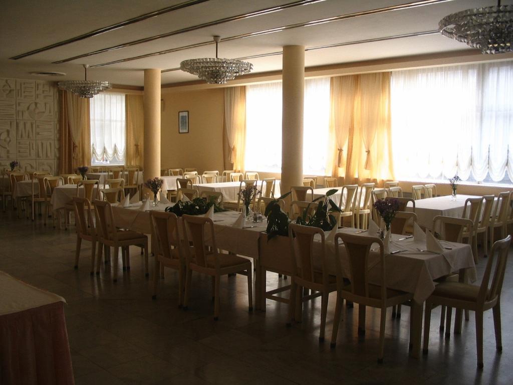Ambasador Hotel Ni Restaurang bild